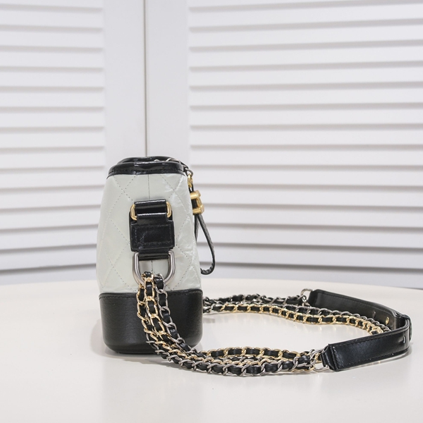 シャネルバッグ背面デザイン